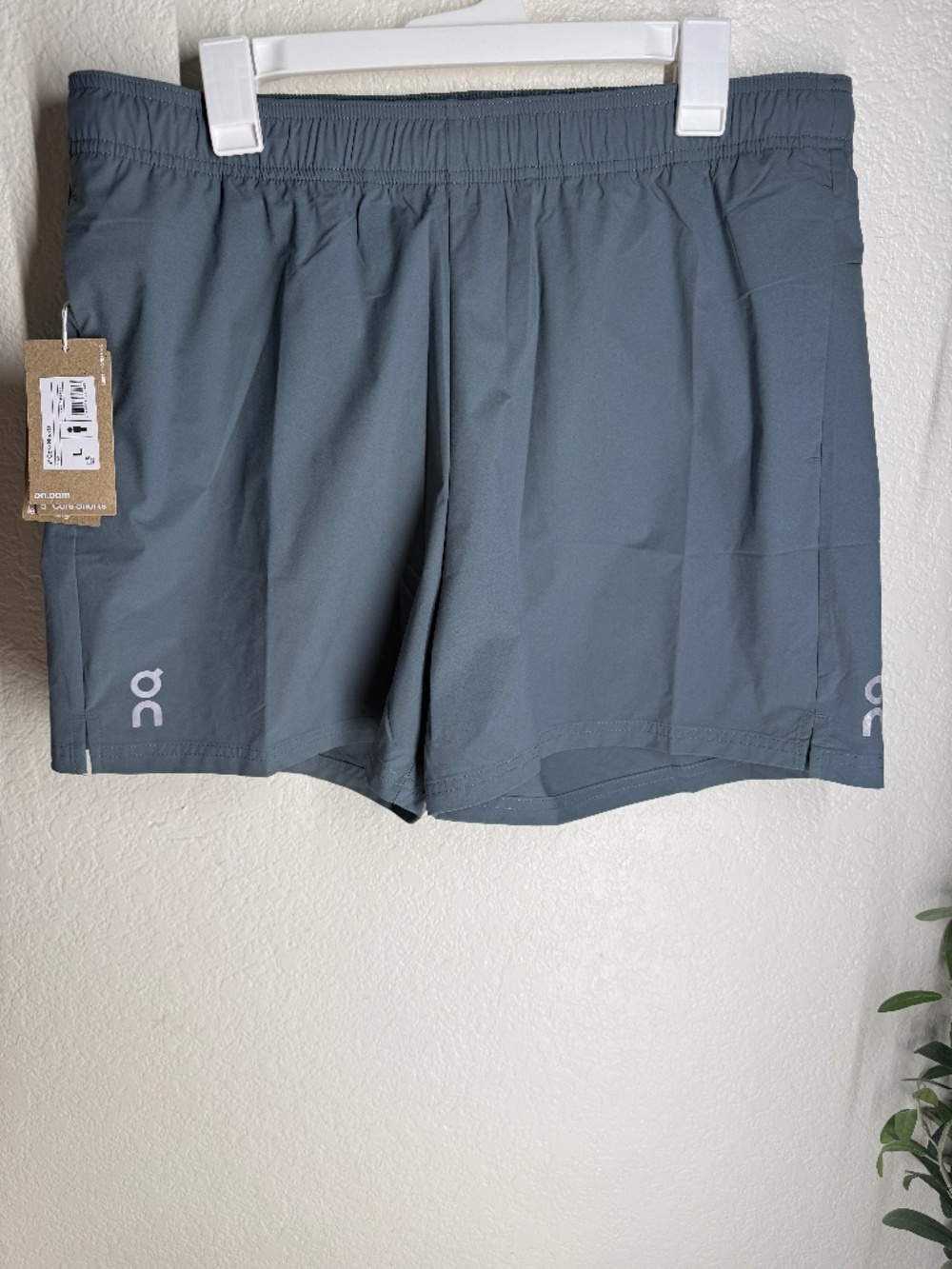on cloud core mens shorts 5" size L